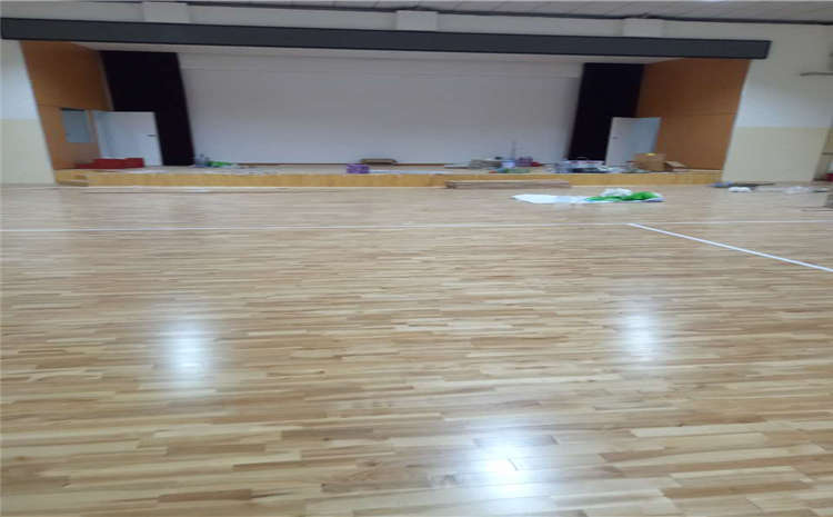 五角枫篮球场地木地板哪个牌子好？