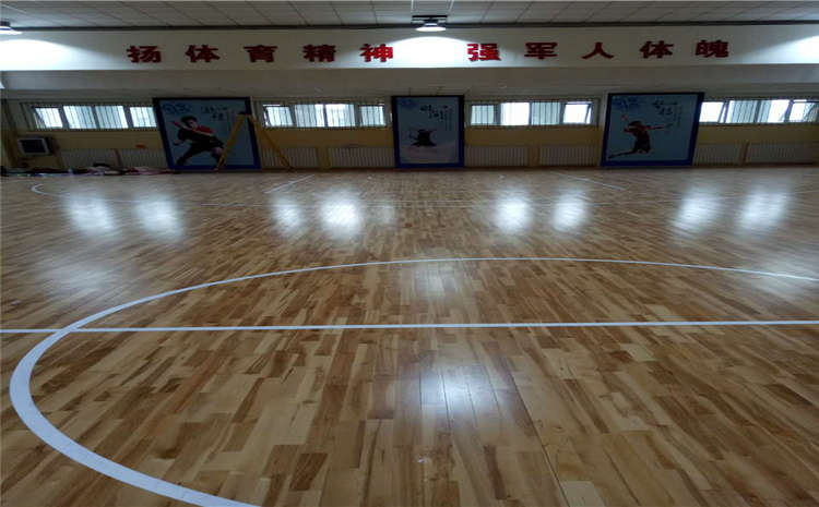 柞木体育馆实木地板多少钱一平米？