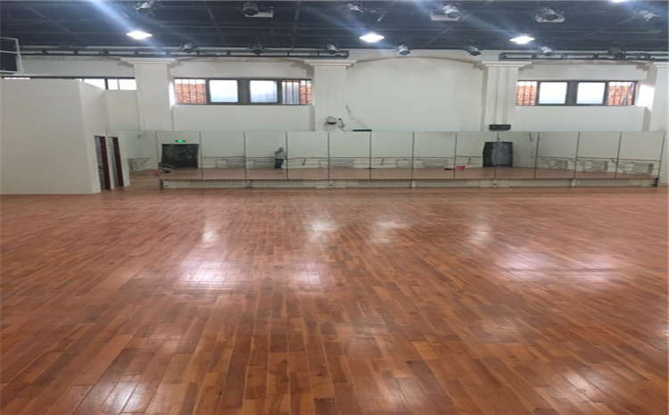 体育馆专用木地板哪种材质更耐磨？